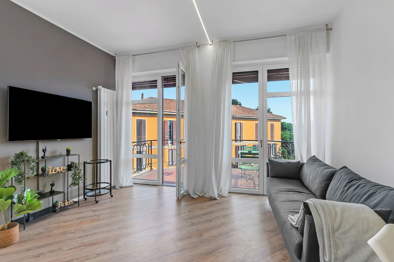 Living area 2, Specchio Di Cielo: Apartment With Terrace and AC Arona Center, Novara
