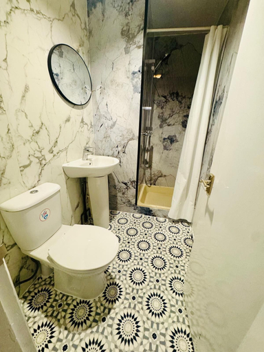 Bathroom 4, The Kirkdale Hotel, London