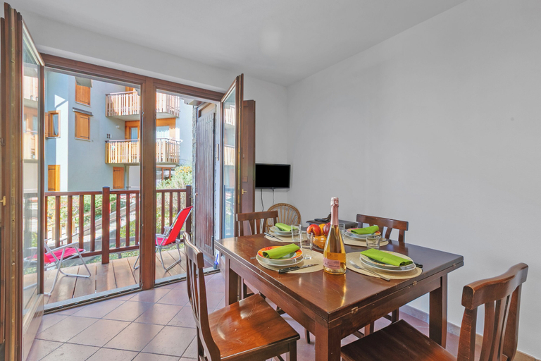 Dining 4, The Sunflower - Apt With Balcony and Private Parking, Torino