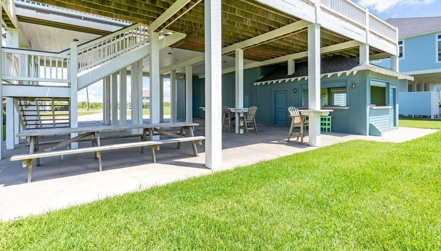 Outdoor dining 5, Dawn Treader 4 Bedroom Home, Galveston