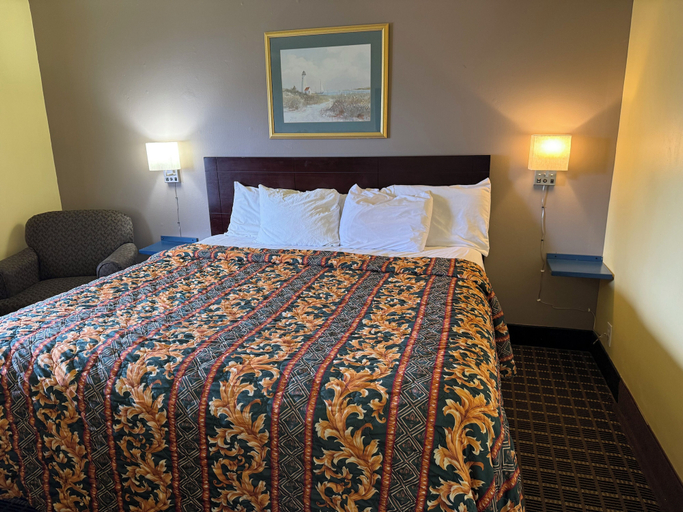 Bedroom 4, Crows Nest Inn Tawas, Lake Hurron