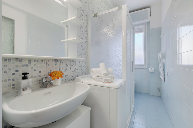 Bathroom, Verdi Loano Beach Apartment With Balcony, Savona