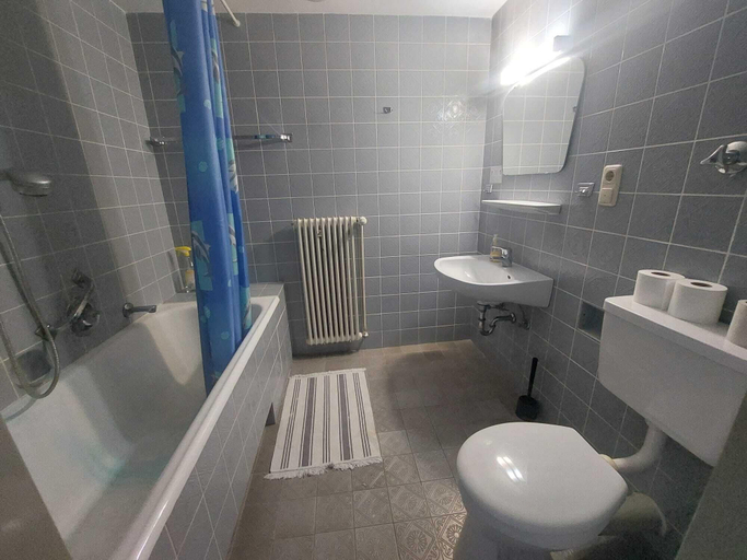 Bathroom 4, Pension Highway 3 Sennestadt-Bielefeld, Bielefeld