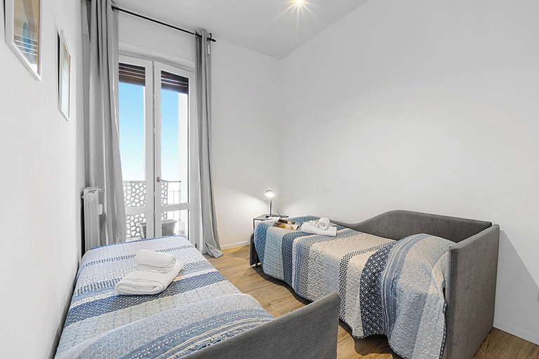 Room 3, Specchio Di Cielo: Apartment With Terrace and AC Arona Center, Novara