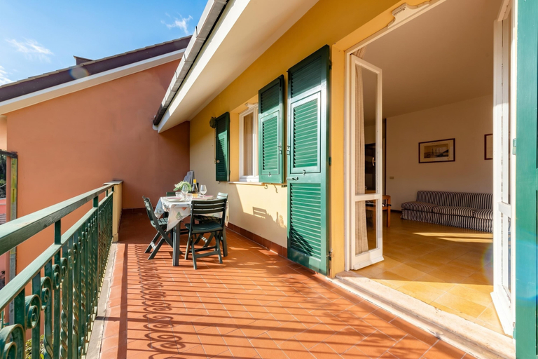 Outdoor dining 2, Peaceful Apartment With Terrace In Deiva Marina, La Spezia