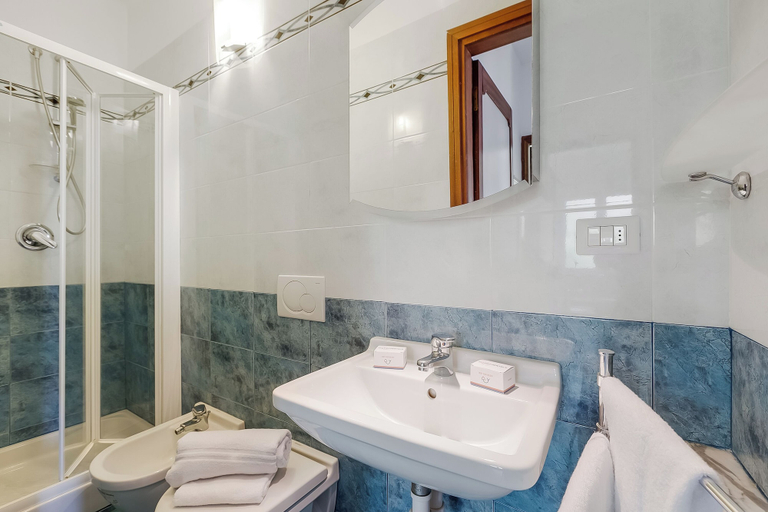 Bathroom 2, Owl House, Sea-view Terrace Apt in Sanremo, Imperia