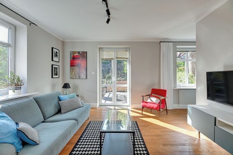 Living area 5, Entry z ogrodem by Grand Apartments, Sopot