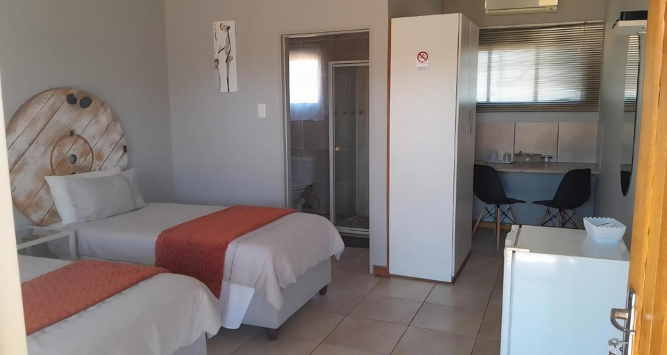 Bedroom 5, Die Skuur Douglas, Pixley ka Seme