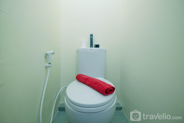 Bathroom 2, Homey Studio Apt @ Bogorienze Resort By Travelio, Bogor