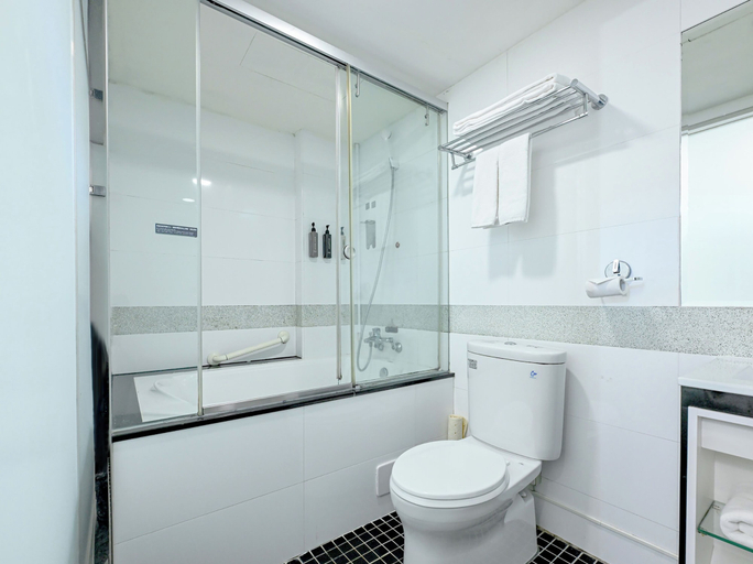 Bathroom 4, CHECK inn Express Taipei YongKang, Taipei City