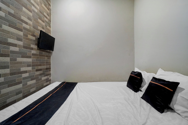 Room 4, Hotel O near RS Husada formerly Pondokan, West Jakarta