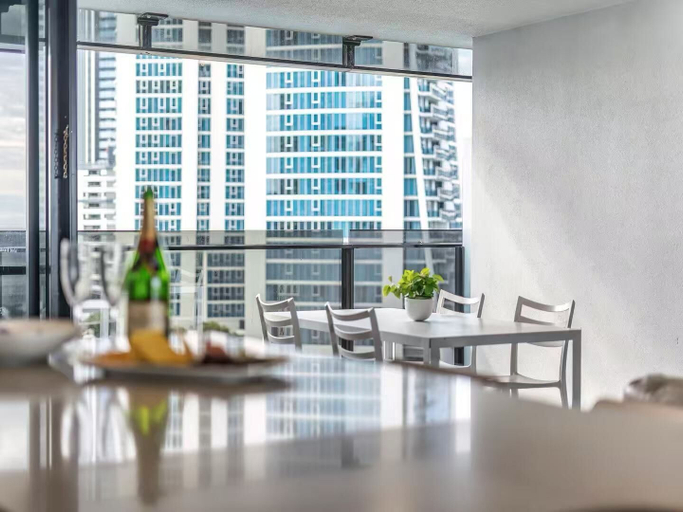 Dining 5, Scenic View 2 Bedroom Apartment - Pools, Gym and Secure Parking, Gold Coast