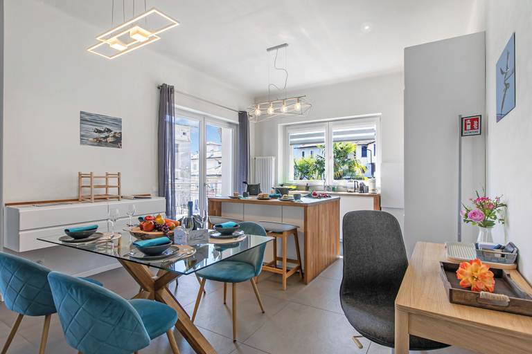 Dining 2, Suono del Lago, AC 50 mt From Lake and View Terrace, Novara