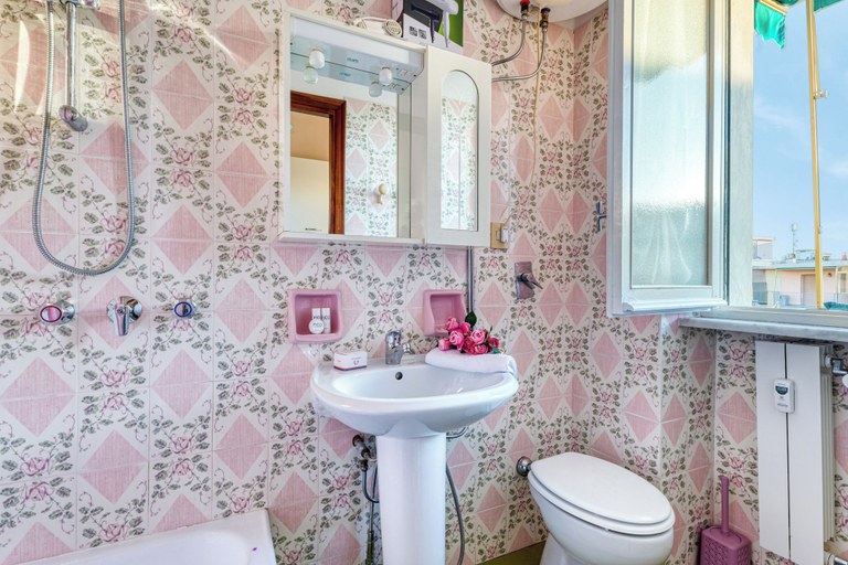 Bathroom 2, Il Rifugio - Town Center Apartment With Balcony, Savona
