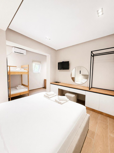 Others 5, Hotel Viena, Kavajës