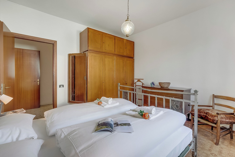 Room 2, Villa Eva: Leggiuno 5-bed Villa for Families & Groups, Varese