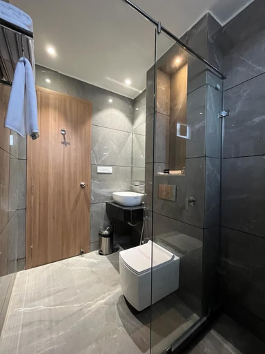 Bathroom 4, Hotel Three Seasons, Mathura