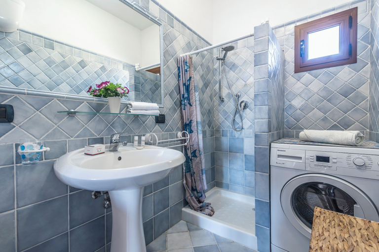 Bathroom 2, The Blue Whale, Olbia-Tempio