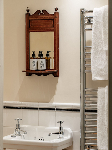 Bathroom 3, The Bell Inn, Oxfordshire