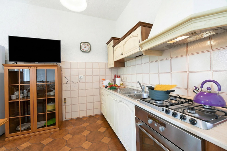 Private kitchen 3, Charming La Gelosia Few Min From Lake: 2BR Monvalle Apartment, Varese