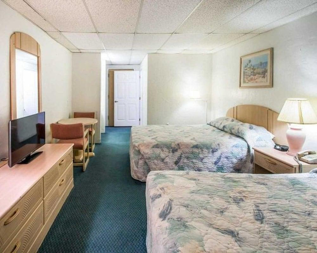 Bedroom 2, Rodeway Inn & Suites, Monroe