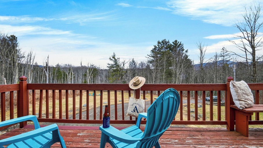 Interior 5, The Hollow by Avantstay Shared Firepit + Deck Near Hunter Mountain + Hiking + Waterfalls, Greene