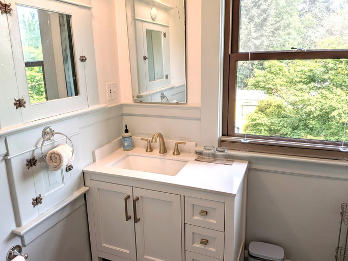 Bathroom 5, Bluebird Guesthouse, Multnomah