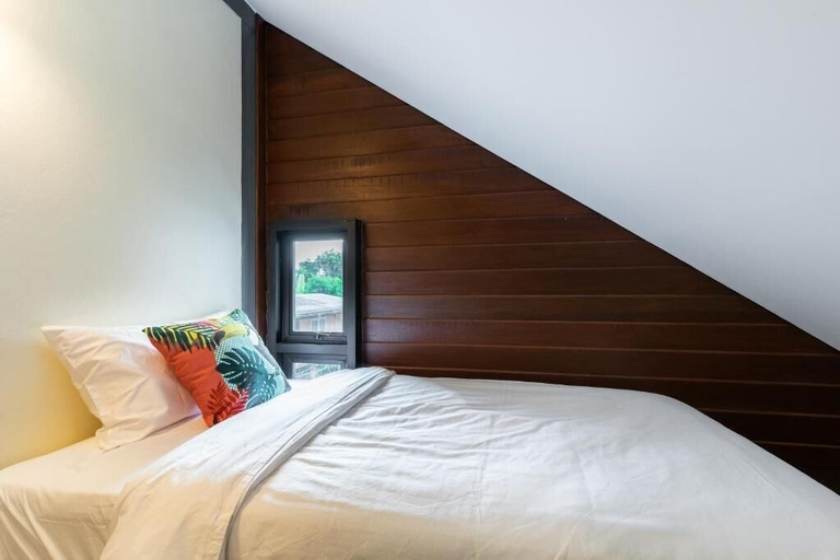 Room 4, Baanboon, Thon Buri