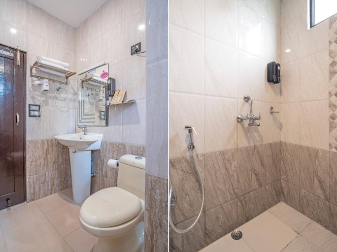 Bathroom 4, Hotel Holiday Hill, Kangra