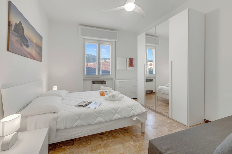 Room 1, Verdi Loano Beach Apartment With Balcony, Savona