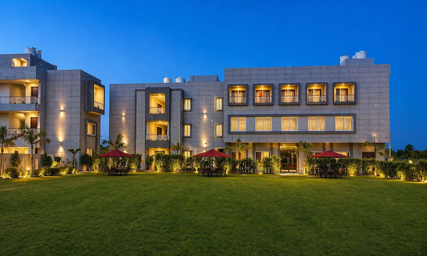 Front of property - evening/night, Savanna Retreat, Nainital