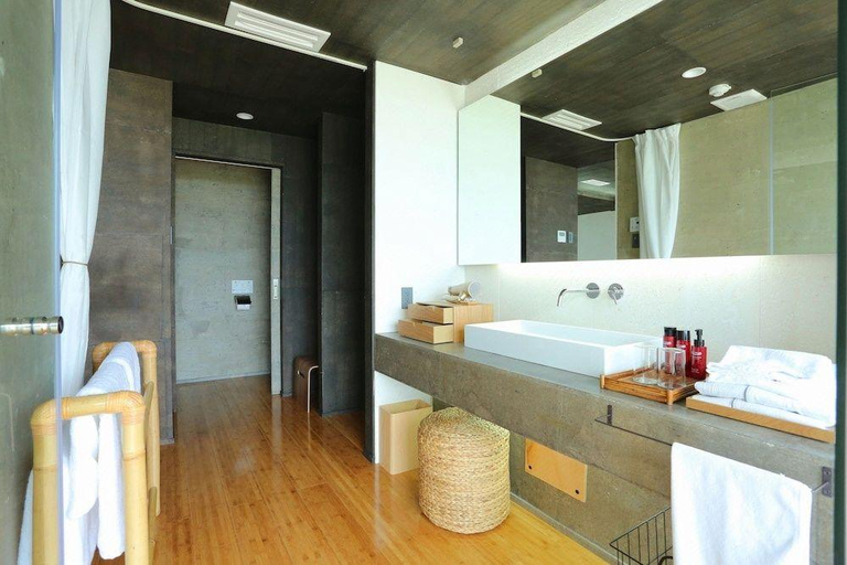 Bathroom 2, Kounosu, Nakijin