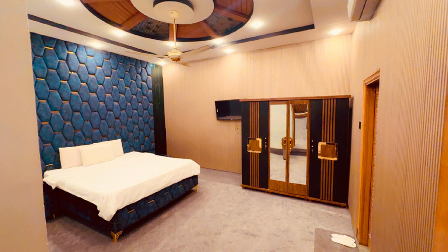 Others 4, Hotel Sapphire, Karachi