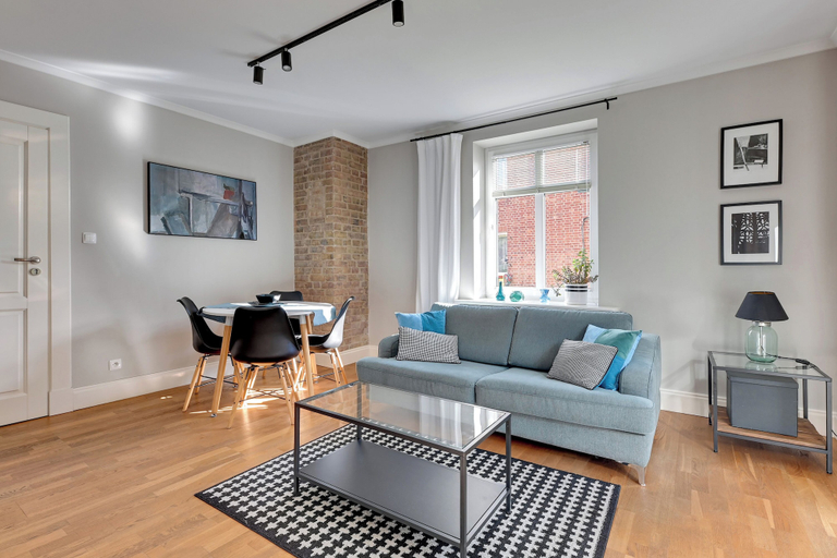 Living area 2, Entry z ogrodem by Grand Apartments, Sopot