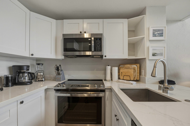 Private kitchen 2, Prime Oceanfront 2br Loft - Unit C10 1 Bedroom Condo, Maui