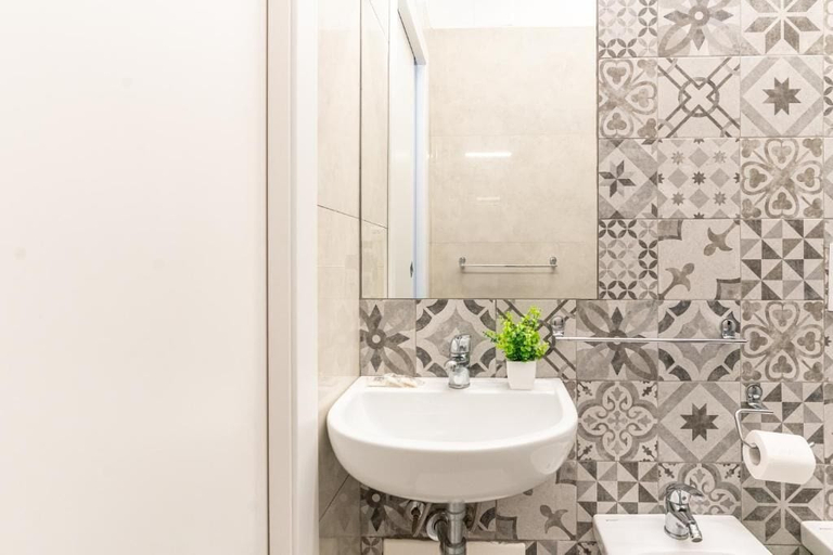 Bathroom 5, Hotel Lariana, Rimini