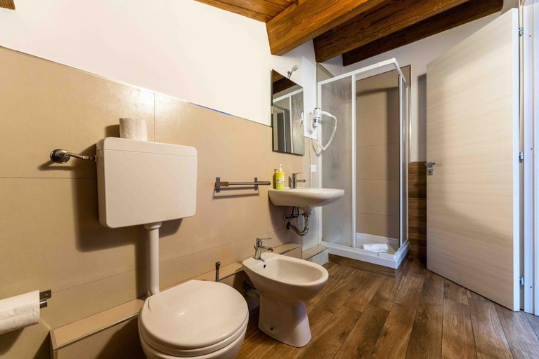 Bathroom 2, Cefalu Center Apartments, Palermo