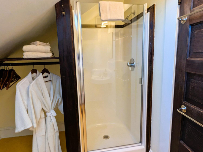 Bathroom 4, Bluebird Guesthouse, Multnomah