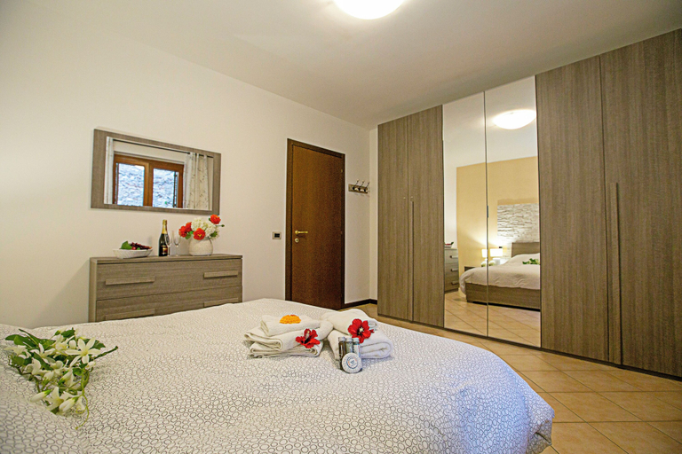 Others 3, Borgo Degli Ulivi shared pool- 200m lake, Brescia