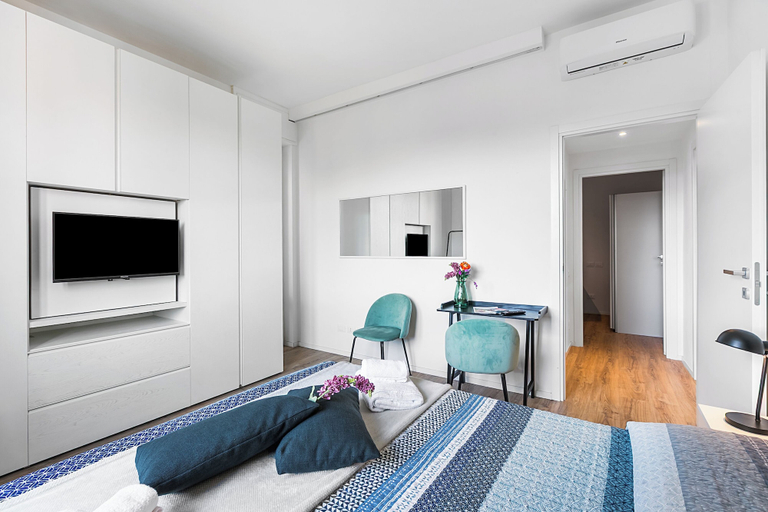 Room 5, Specchio Di Cielo: Apartment With Terrace and AC Arona Center, Novara