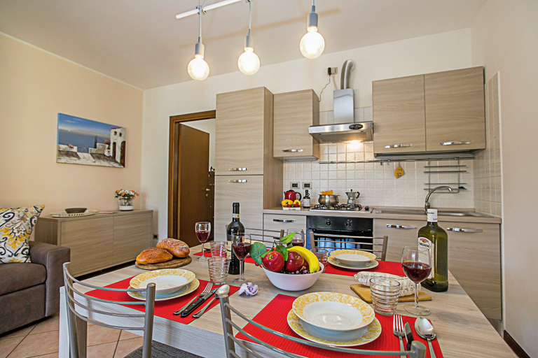 Others 5, Borgo Degli Ulivi shared pool- 200m lake, Brescia