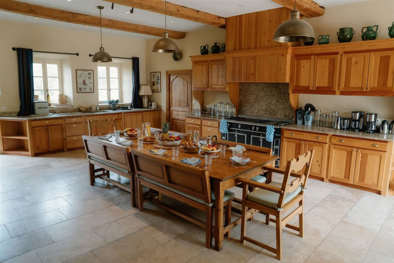 Room 2, Luxury Villa on 650 Acre Estate With Pool, Aude