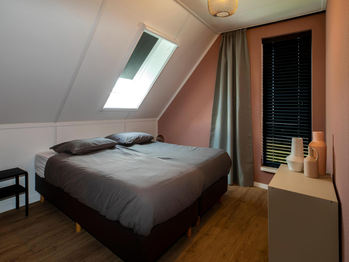 Bedroom 2, Beautiful villa with spacious garden, Skarsterlân