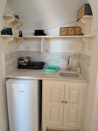 Private kitchen 4, NEW Ryan's Cave Suite in Emporio Center, South Aegean