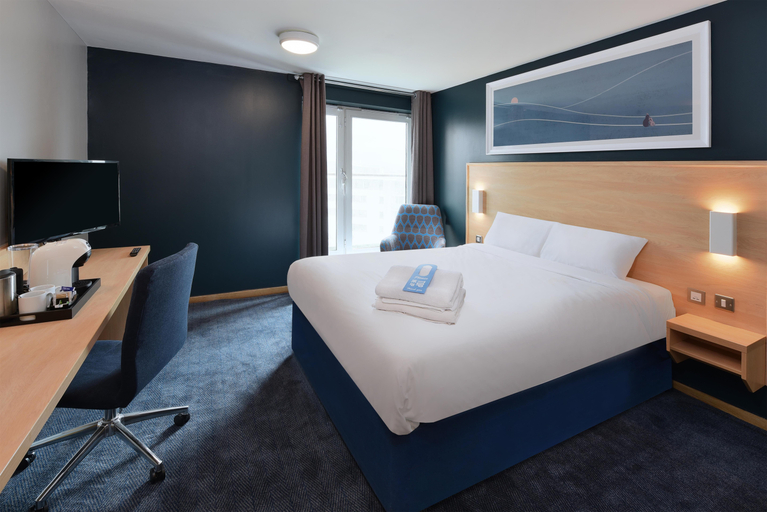 Bedroom 3, Travelodge Swansea Central, Swansea