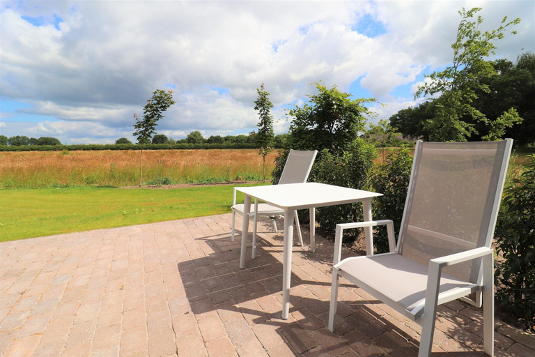 Balcony 2, Unique Nature Lodge With Terrace Garden, Coevorden