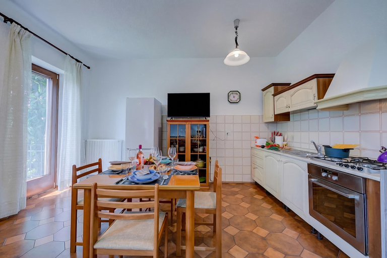 Private kitchen 5, Charming La Gelosia Few Min From Lake: 2BR Monvalle Apartment, Varese