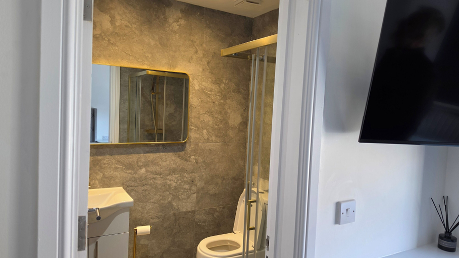 Bathroom 4, Harrow Boutique Suites and Rooms, London