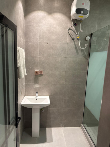 Bathroom 4, DE Lounge Inn, Ikorodu