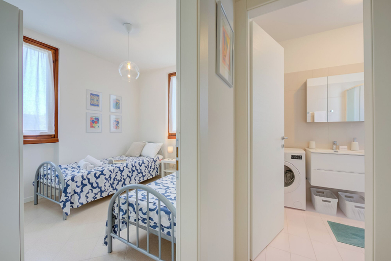 Room 5, Casa Lia 2BR for 4 in Desenzano Parking & AC, Brescia